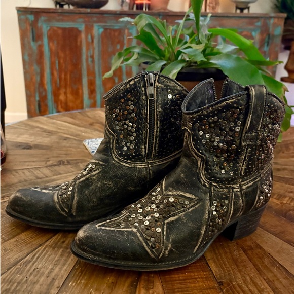 Frye Deborah Star Studded Antique Black distressed Ankle Boots booties Spain 8.5 - Picture 2 of 7